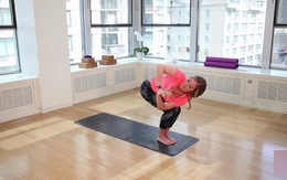 Ba động tác yoga đánh thức năng lượng